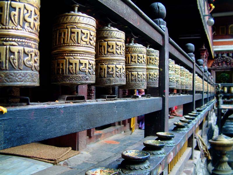 De gebedsrollen in de tempel