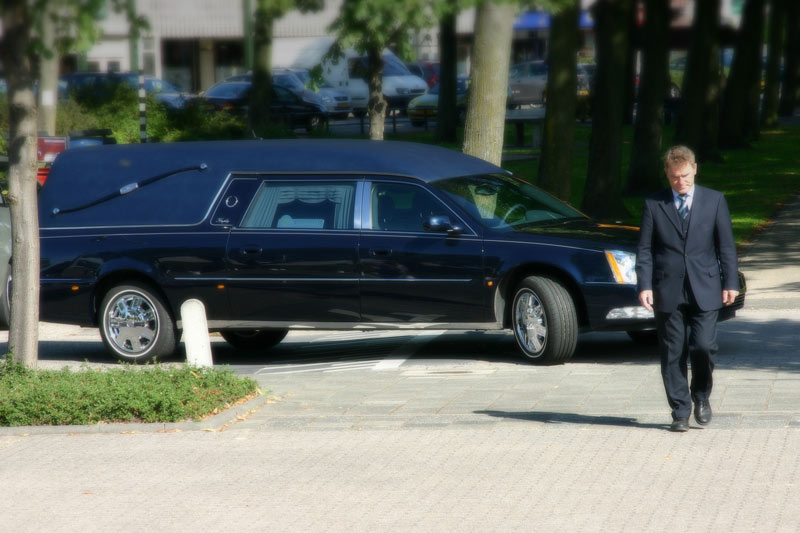 Wat vroeger een taak van de buren was, is nu vaak een taak van de begrafenisondernemer geworden.