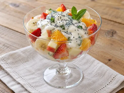 Fruitsla met yoghurt en maanzaad
