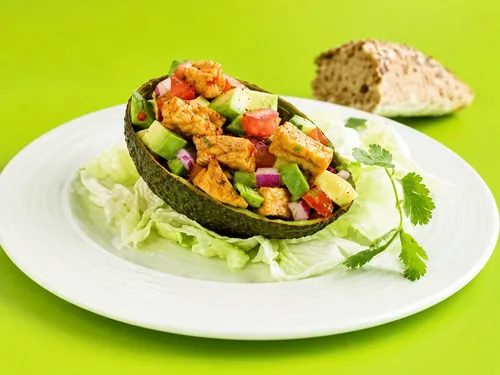 Gevulde avocado met Alpro soya Tofu reepjes licht gekruid