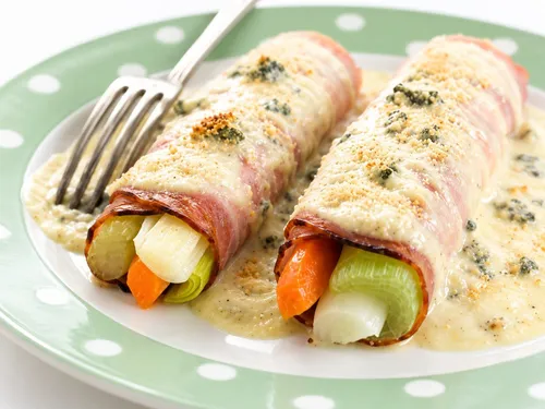 Groente-hamrolletjes met gorgonzolasaus