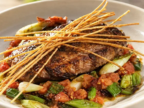 Steak met tomaat en lente-ui