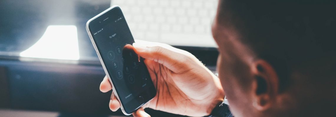 Iemand houdt een smartphone vast en raakt het scherm aan.