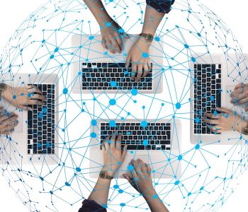 Handen typen op vier laptops, met daarover een blauw netwerk van lijnen en punten.