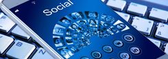 Een smartphone met sociale media op het scherm ligt op een toetsenbord.