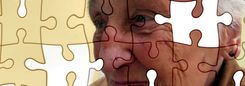 Het gezicht van een oudere vrouw met daarover een puzzel waarin stukken ontbreken.