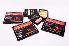 Verschillende geheugenkaartjes van 16 en 32 GB op een witte ondergrond.