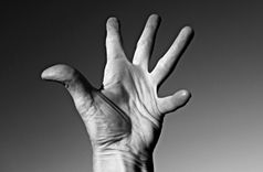Een hand met wijd gespreide vingers in zwart-wit.