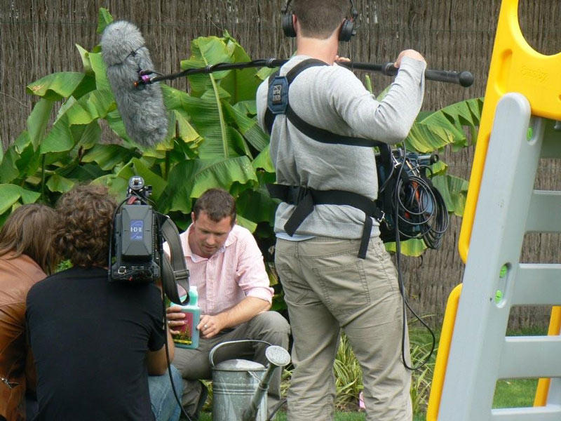De Tuindokter tijdens opnames. Doe de vloeibare mest in een gieter met water en overgiet de buxus hiermee na de snoei