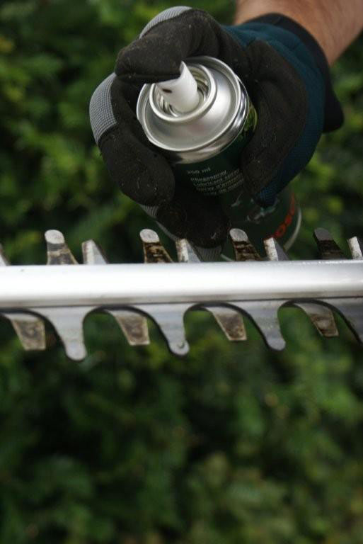Een goede materiaalhygiëne is ook bij het tuinieren van het grootste belang! Met behulp van een onderhoudsspray (1) reinigen en (2) beschermen we de haagschaar (voor – tijdens – na gebruik).