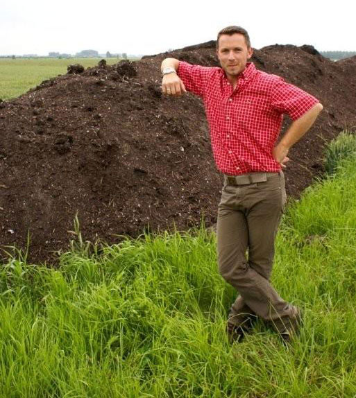 Compost werkt (voeding)verrijkend voor de bodem. Het is wel aangeraden om ze in de bodem te laten inwerken.