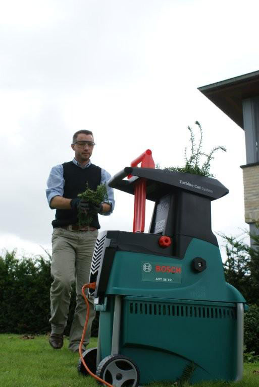 Na het snoeien kan je de takjes verhakselen. Zo composteer je makkelijker en sneller! Je verliest daarenboven geen tijd om naar het containerpark te rijden (= je bespaart dus ook benzine !).