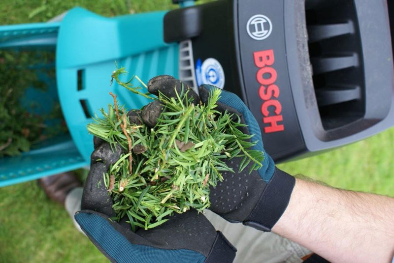 Het resultaat van takjes door de hakselaar (= klaar voor de compostbak).