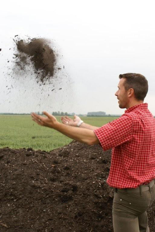 Stefaan gooit hier met GFT-compost, afkomstig dus van Groente-, Fruit- en Tuinafval. Deze compost is een 100% organische bodemverbeteraar.