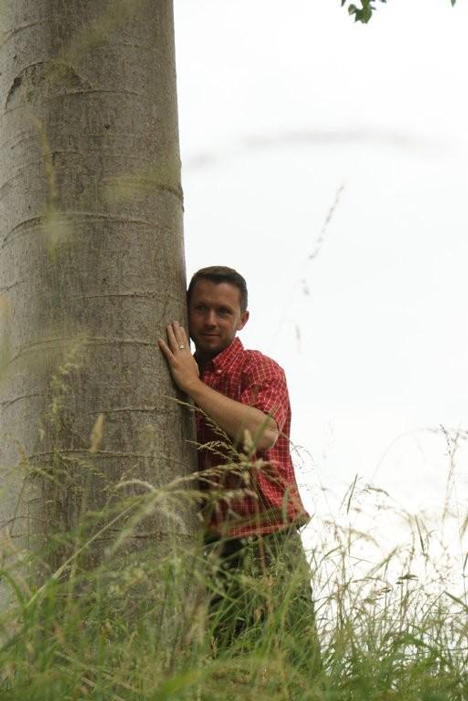 Stefaan luistert naar de sapstroming (kan je van sommige bomen nu goed horen).