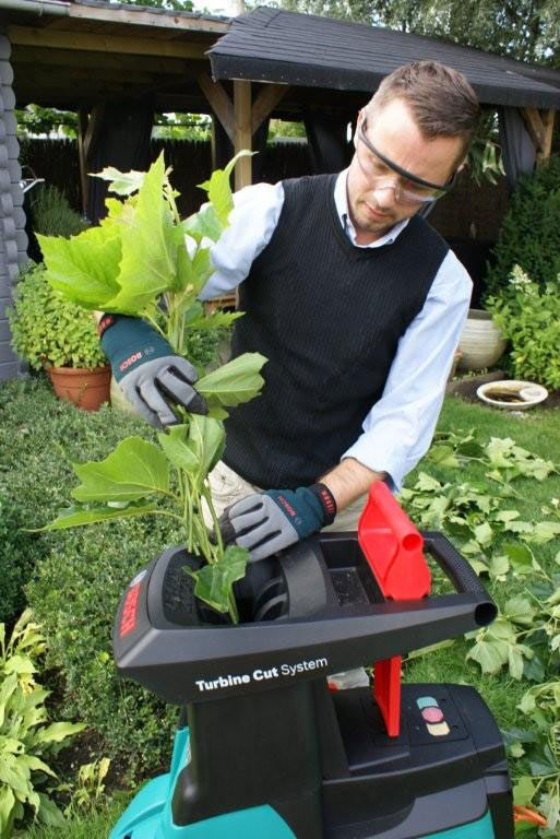 Jonge (kruidachtige) twijgen verhakselen veel makkelijker dan dikke (houten) takken.