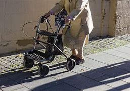 vrouwtje met rollator 2.jpg