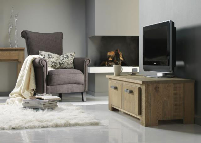 Een fauteuil met een hoge rug biedt voldoende steun aan nek en hoofd om achteroverleunend ontspannen naar televisie te kijken.