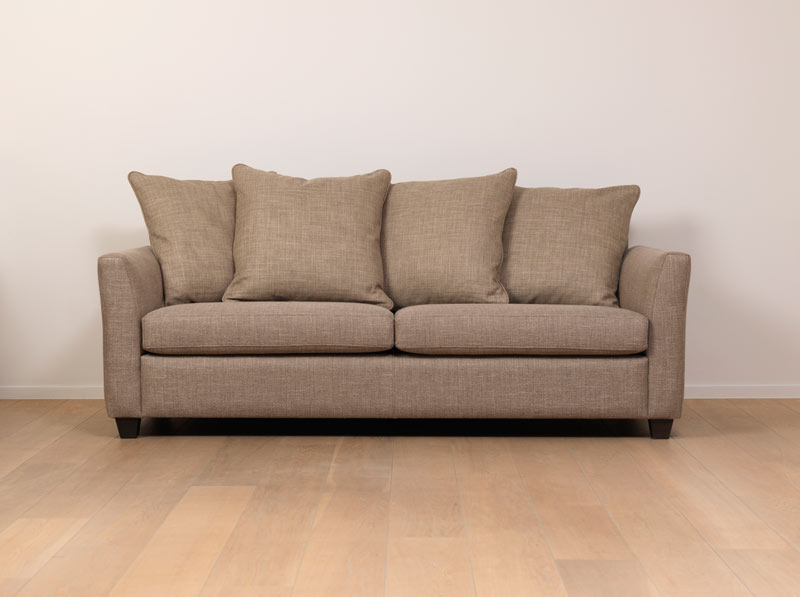 Het model 'Grace' is een voorbeeld van een zetel met optimaal zitcomfort dat volledig aan de wensen van de klant kan worden aangepast. Dit model heeft een losse rug en hoge poten.